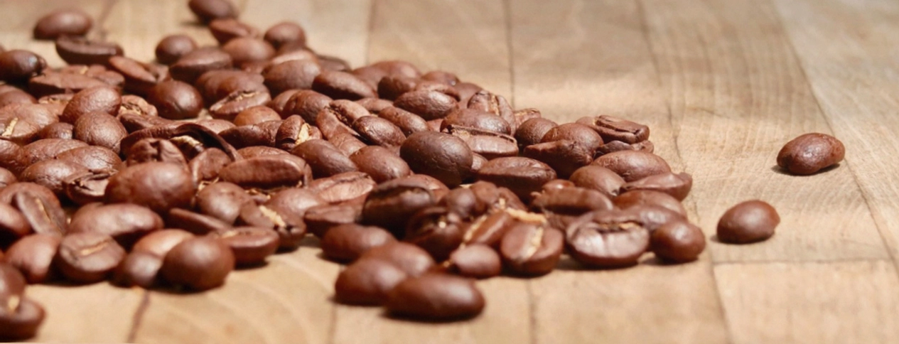 Tasting-Tisch mit fünf Tassen Kaffee und Verkostungsbögen