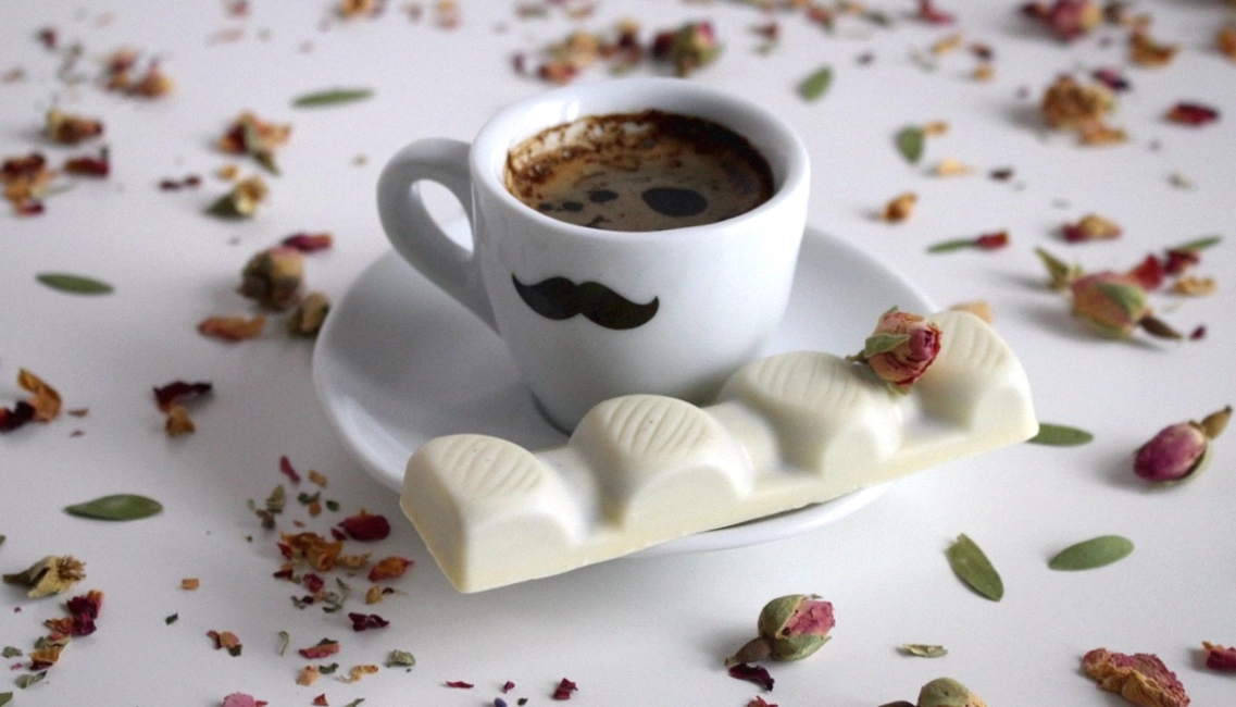 Espresso und Handfilter-Kaffee nebeneinander auf der Theke im Kaffeehaus