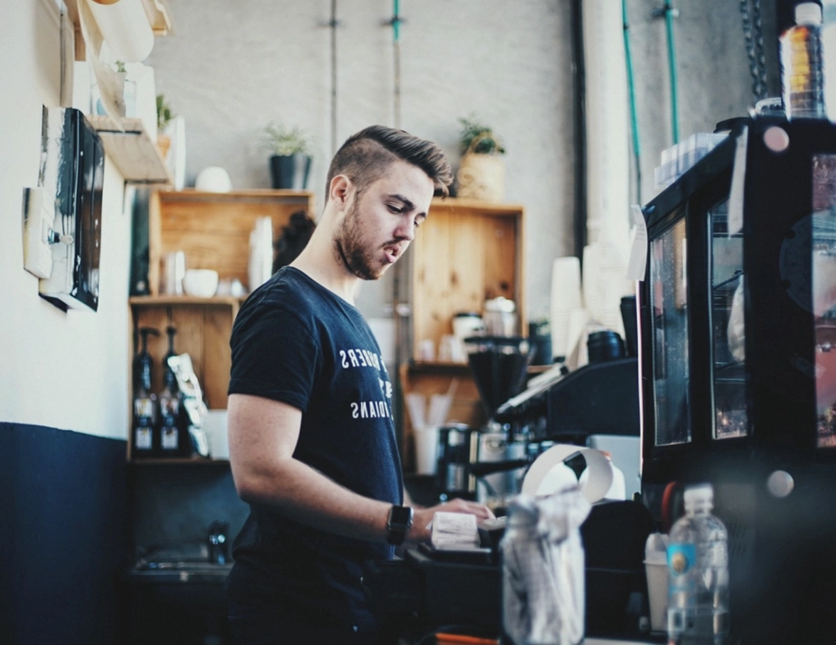 Gäste an der mobilen Kaffeebar mit Kaffeesäcken als Deko