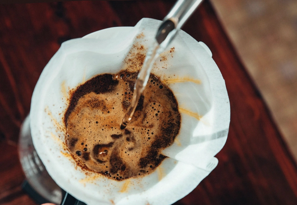 Handgeschriebene Cupping-Notizen und Löffel auf dem Labortisch