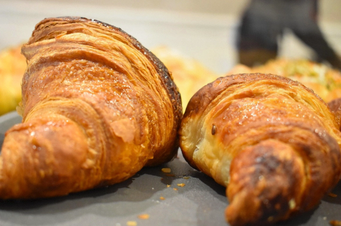 Geschmückter Kaffeehausraum für eine Geburtstagsfeier