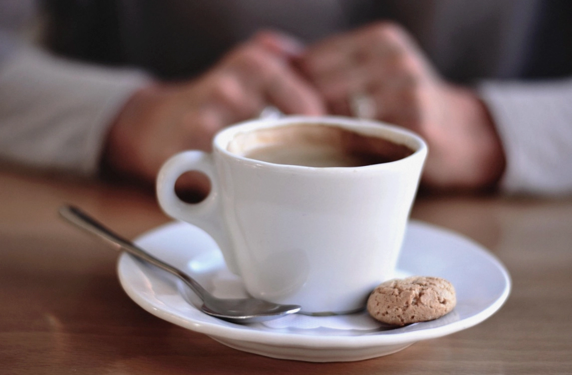 Keksdose und frisch gebrühter Kaffee auf dem Tresen des Cafés