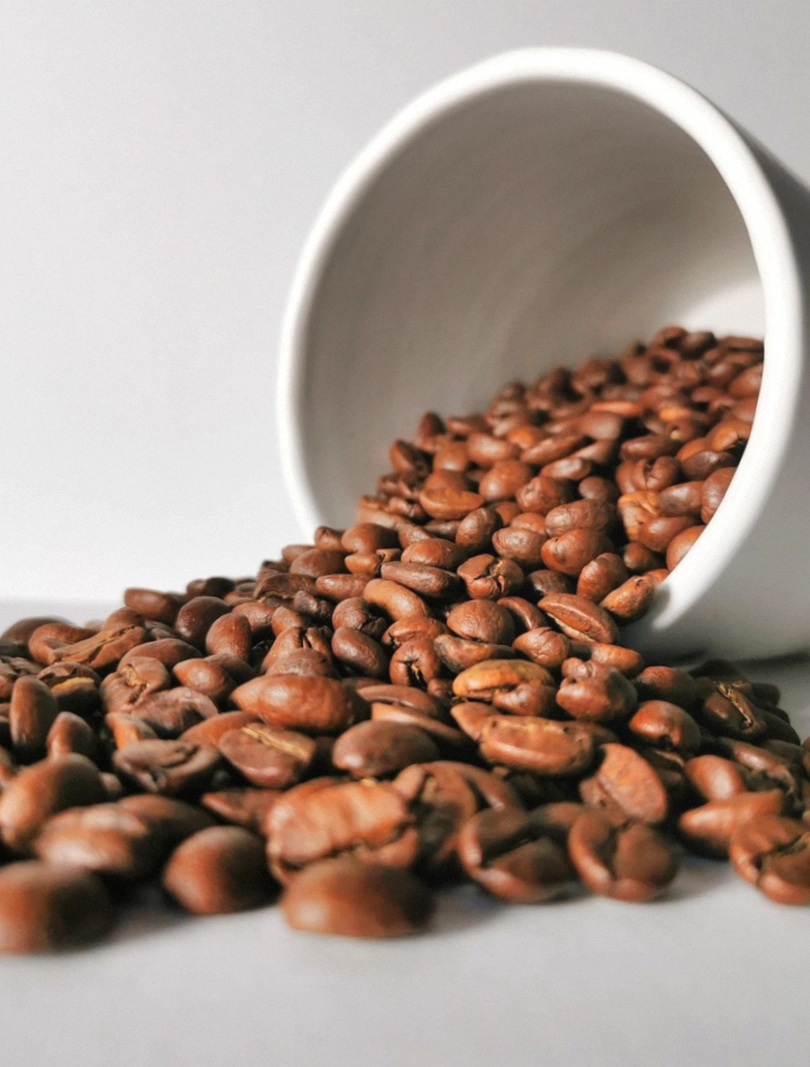 Cupping-Löffel über einer Reihe gefüllter Verkostungsschalen