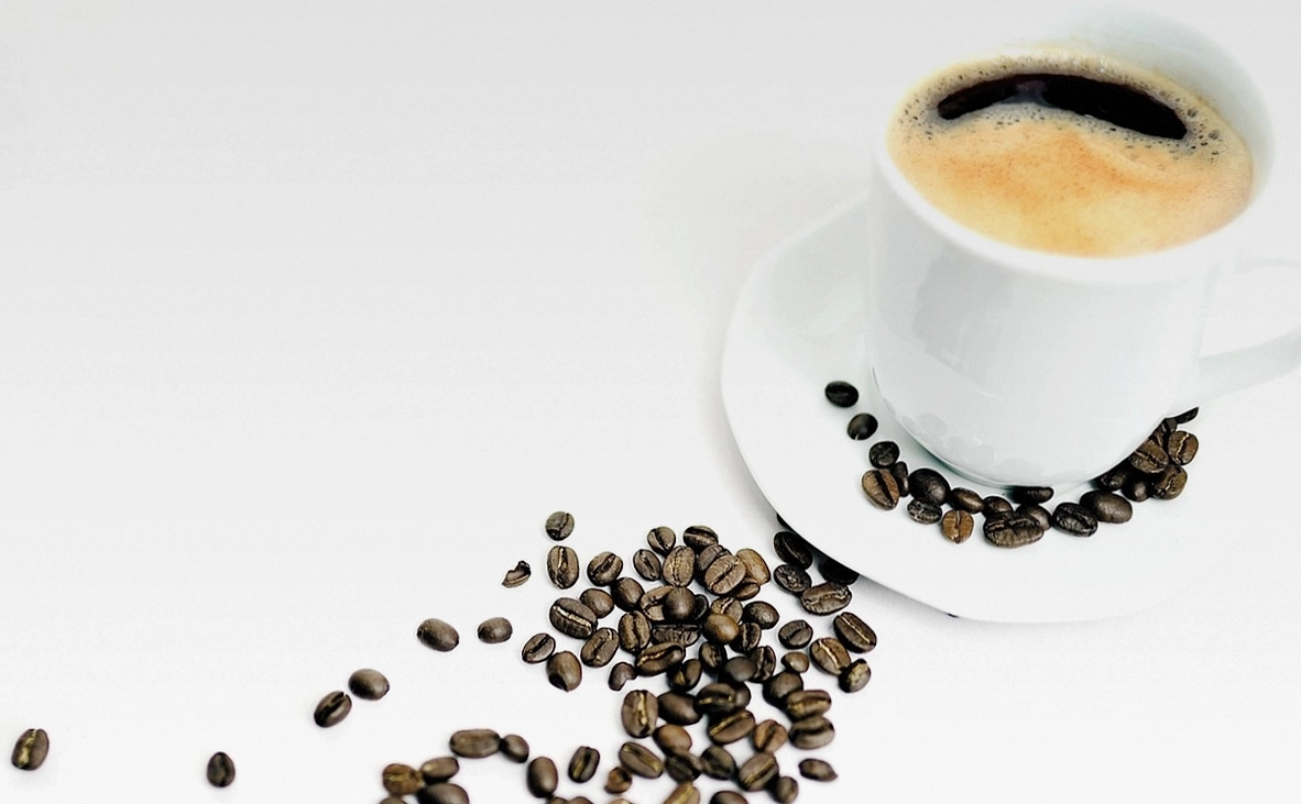 Zwei Tassen Kaffee nebeneinander zum Vergleichen